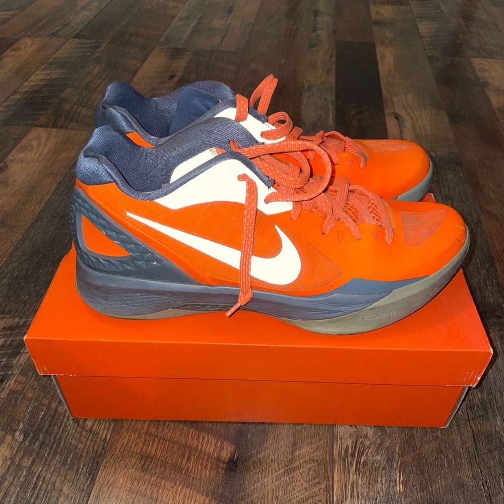 Nike hyperdunk low.